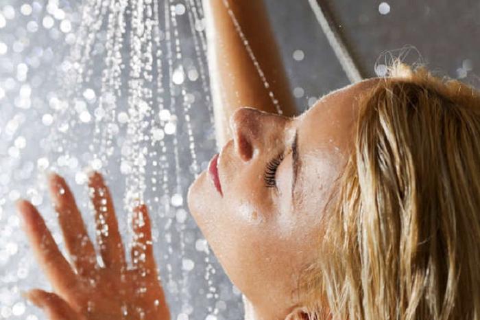 Принимать душ в жару не всегда безопасно: как это делать, чтобы не навредить коже