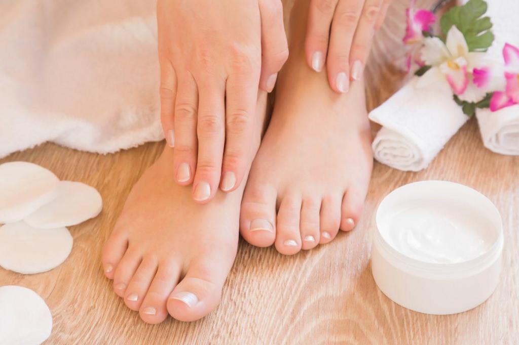 Идеальные ножки для босоножек: рецепт ароматного домашнего скраба из соли, масел и розмарина