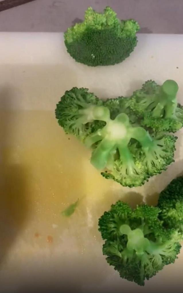 Как резать брокколи, чтобы она не крошилась: трюк с водой