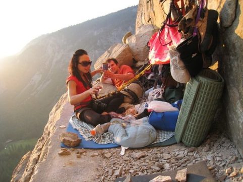 Невероятные фото о том, как спят альпинисты