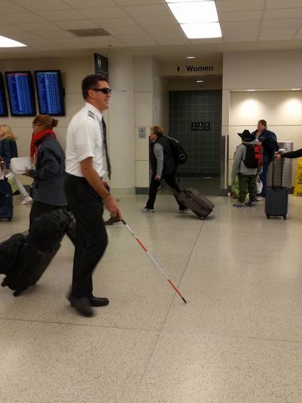 16 уморительных фотографий о том, что работникам аэропорта скучно не бывает