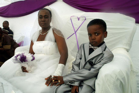 Свадьба 9-летнего мальчика с 62-летней женщиной шокировала общественность. Но все прояснилось, когда…