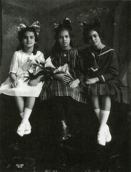 Какой были и какой стала: Жизнь Фриды Кало в 18 редких фотографиях