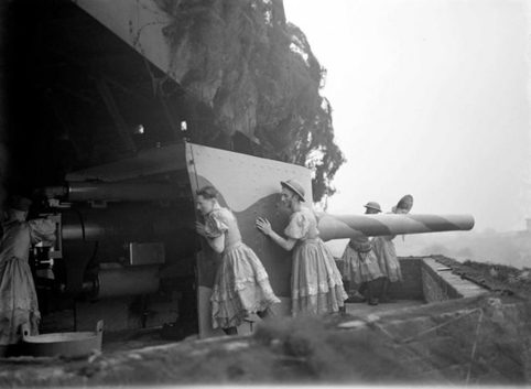 Британские солдаты в платьях и чулках: Скандальные фото, которые были запрещены во время Второй мировой