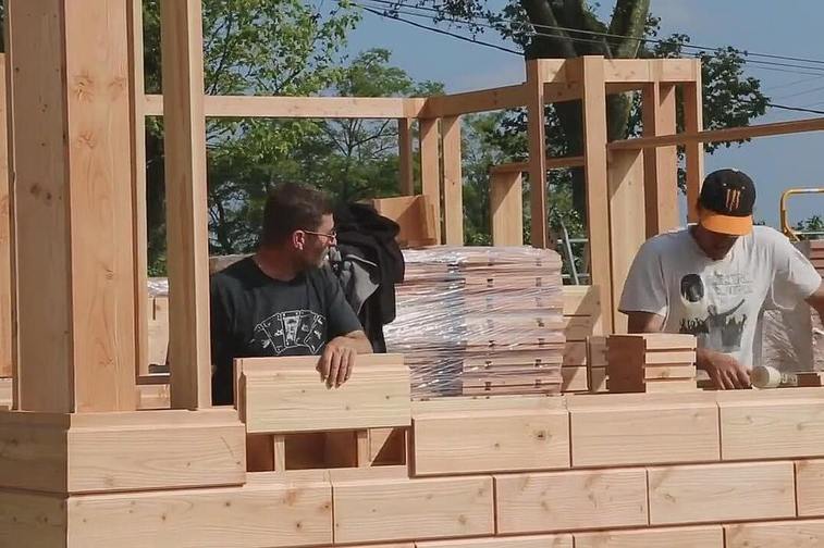 Как строят дом из деревянного кирпича и опилок