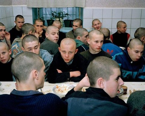 Откровенный фотопроект о жизни малолетних заключенных в колониях Сибири