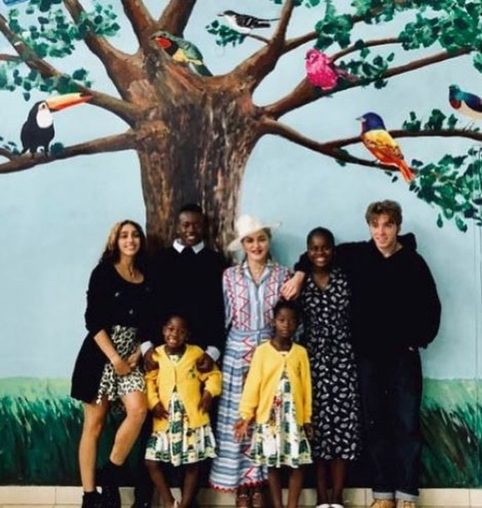 Мадонна впервые опубликовала фотографию со всеми своими деться