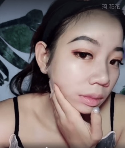 Китаянка смогла превратиться в совершенно другого человека, используя лишь макияж