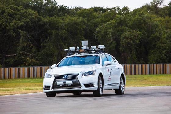 Toyota представила автомобиль робот, в салоне которого сразу 2 водительских места