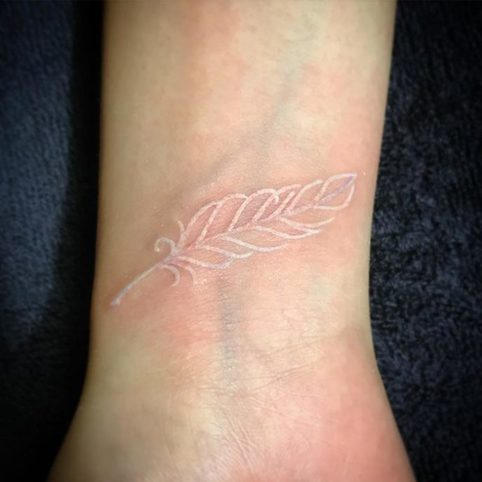White ink tattoo: 16 идей «невидимых» тату