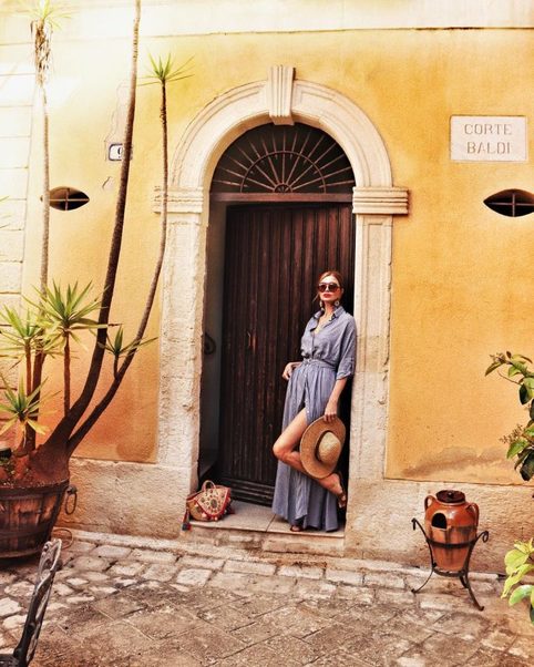 Гламурная 50-летняя бабушка из Италии продолжает удивлять своими модными образами