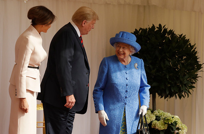 Не мужской поступок: Вот как Дональд Трамп опозорился перед королевой и всем миром